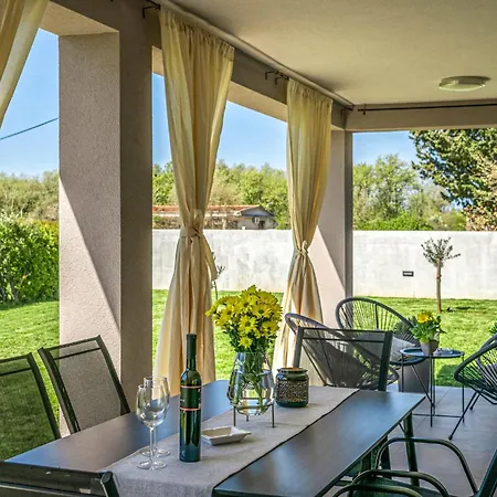 2 Bedroom Gorgeous In Radeki Glavica Holiday home *