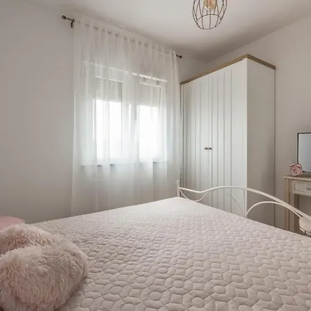 2 Bedroom Gorgeous In Radeki Glavica Holiday home Loborika