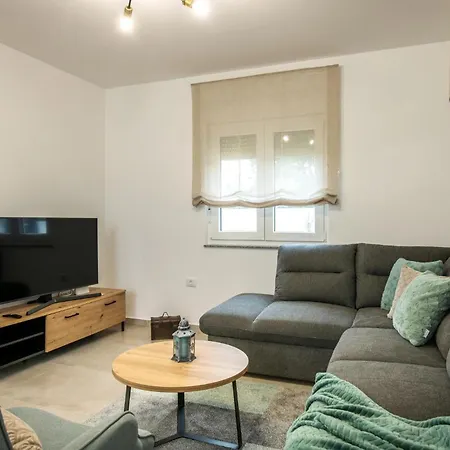 2 Bedroom Gorgeous In Radeki Glavica *