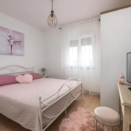 2 Bedroom Gorgeous In Radeki Glavica Loborika