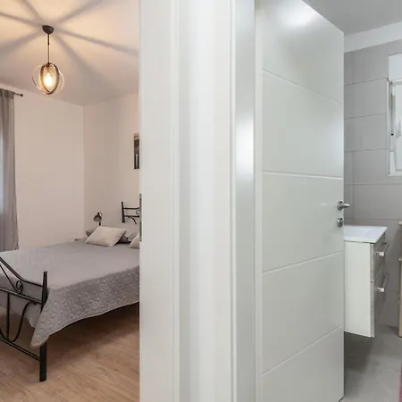 2 Bedroom Gorgeous In Radeki Glavica * Loborika