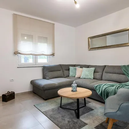 2 Bedroom Gorgeous In Radeki Glavica Holiday home Loborika