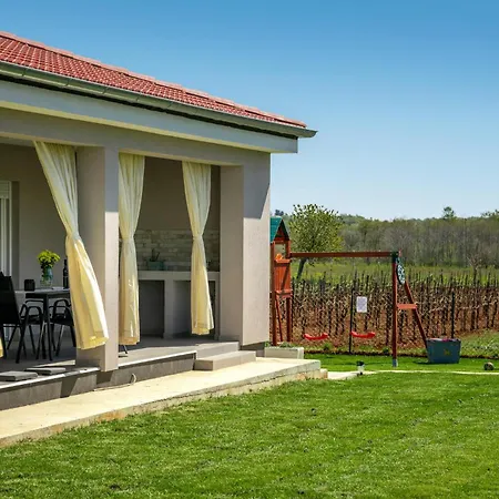 2 Bedroom Gorgeous In Radeki Glavica Holiday home Loborika
