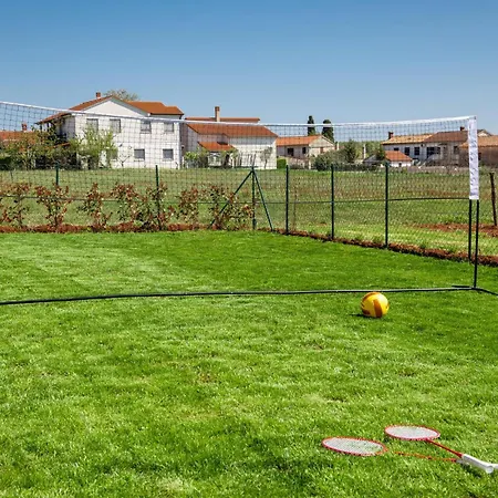 2 Bedroom Gorgeous In Radeki Glavica Holiday home