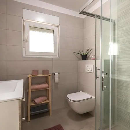 2 Bedroom Gorgeous In Radeki Glavica Holiday home