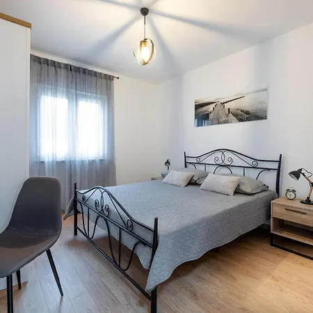 2 Bedroom Gorgeous In Radeki Glavica Holiday home *